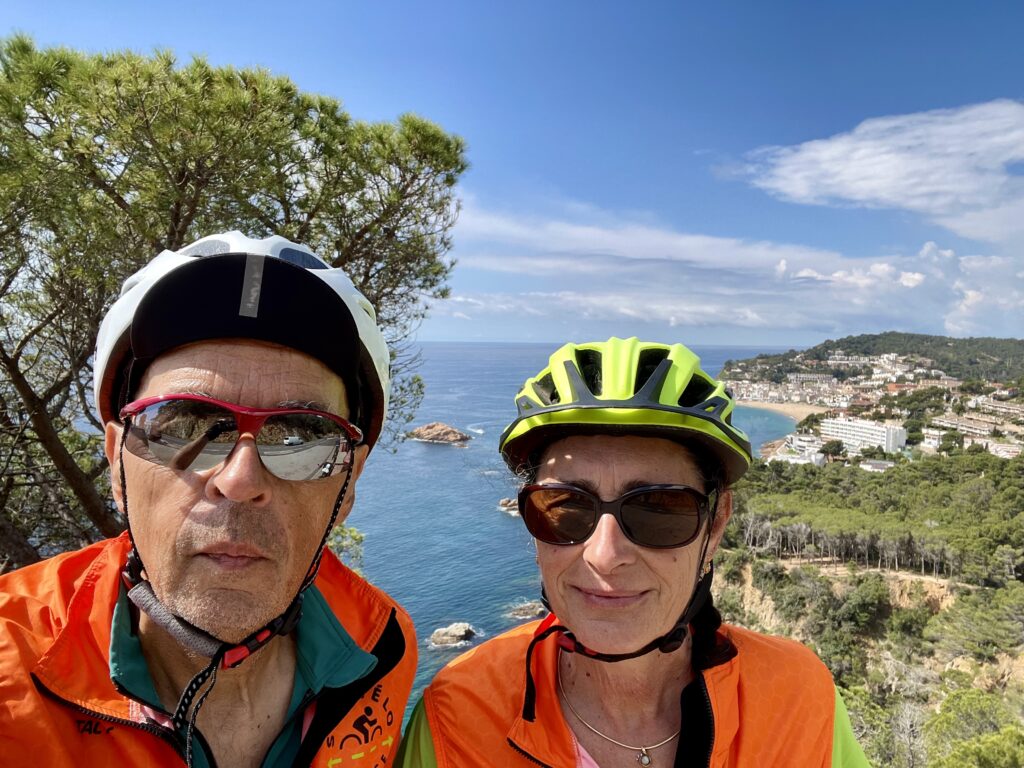 Deux cyclistes au dessus de Tossa Del Mar