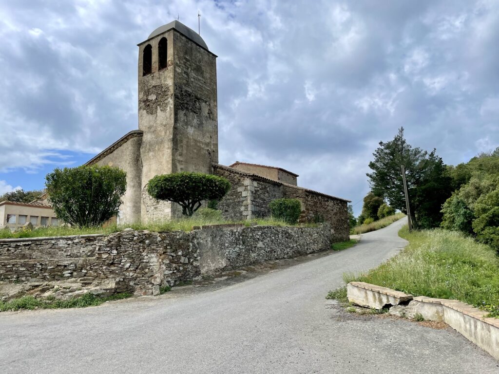 La petite église de Santa Pellaia dans les collines des Gavarres.