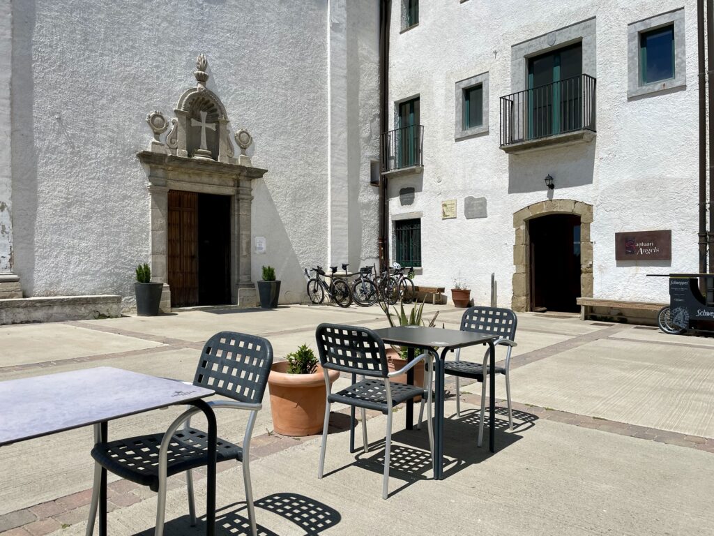 La terrasse de l'hôtel Restaurant Els Angels et l'entrée du sanctuaire