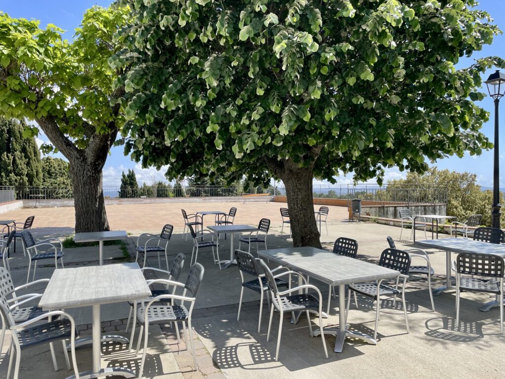 La terrasse ombragée de l'hôtel Restaurant Els Angels