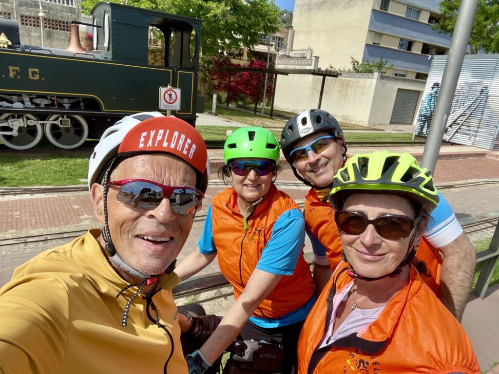 Au début de la voie verte del Carrilet devant une ancienne locomotive