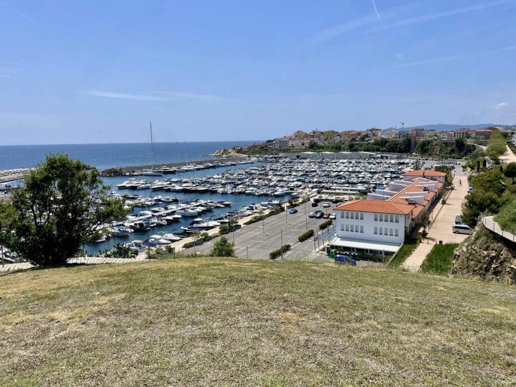 Après un quarantaine de km sur la Pirinexus à vélo, nous arrivons à Palamós au dessus d’un des deux ports. La vue est magnifique