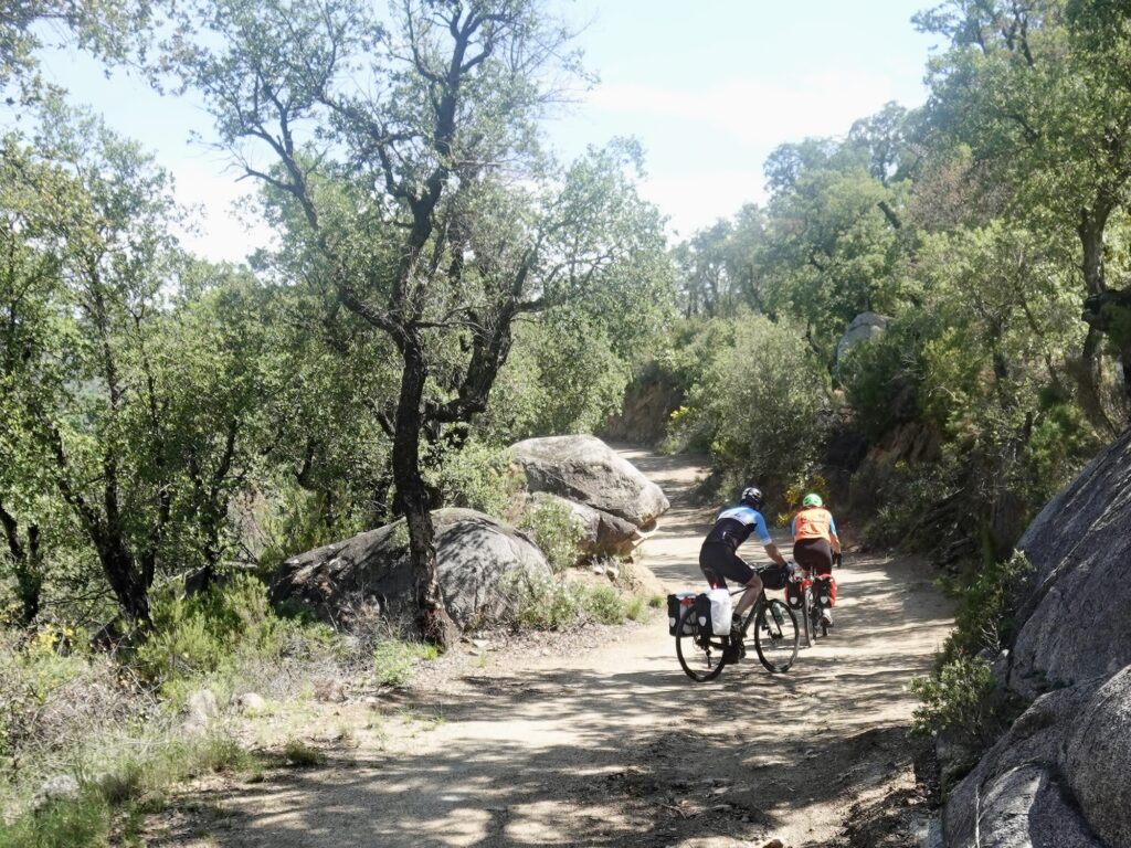 Une belle piste gravel sur l à Pirinexus à vélo après la Jonquera