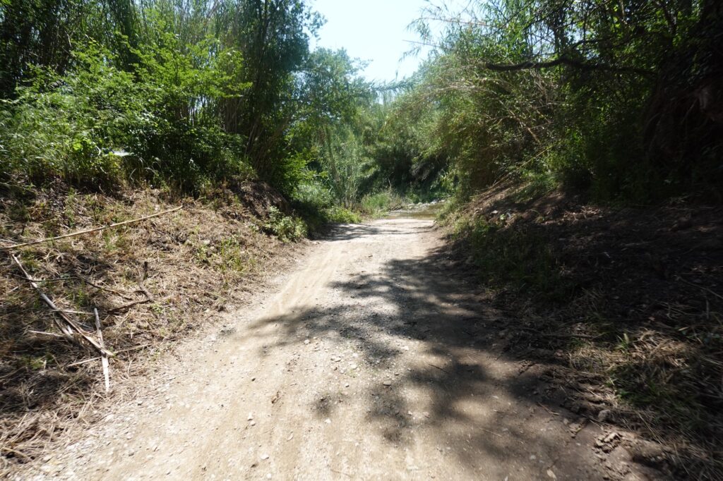 Piste gravel dans la plaine avant Peralada