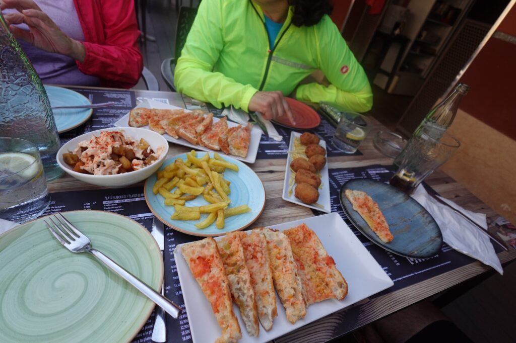 Une pause ravito bienvenue à Sant Pere Pescador au bar restaurant Ruki