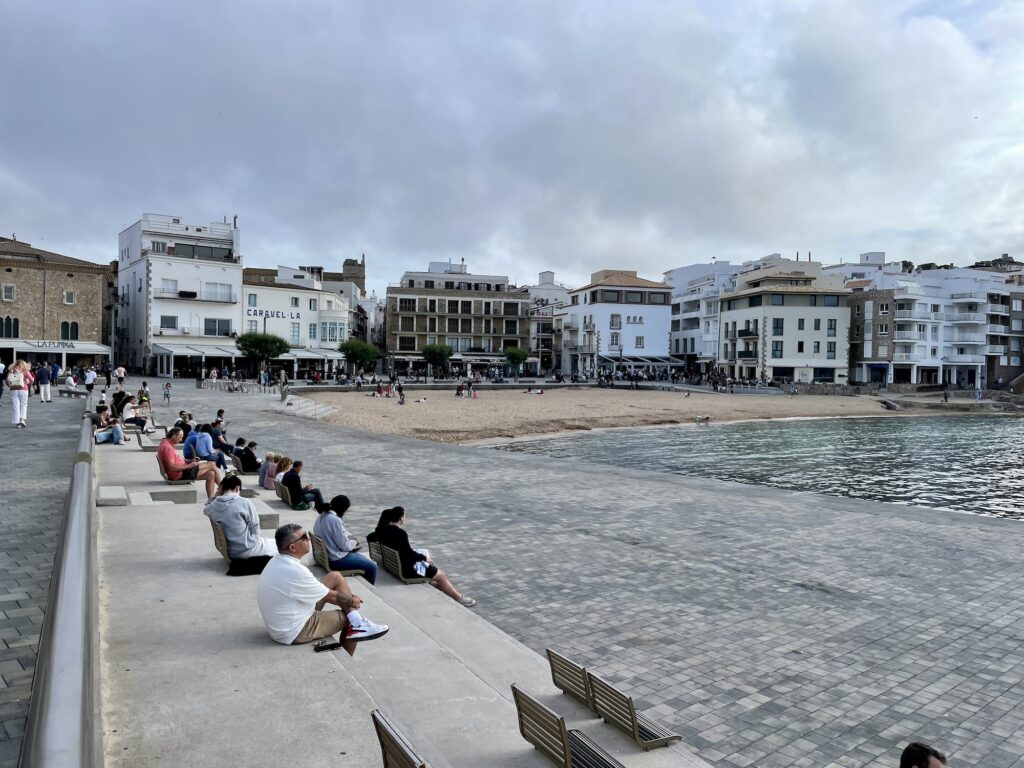 La place centrale de l'Escala avec sa plage