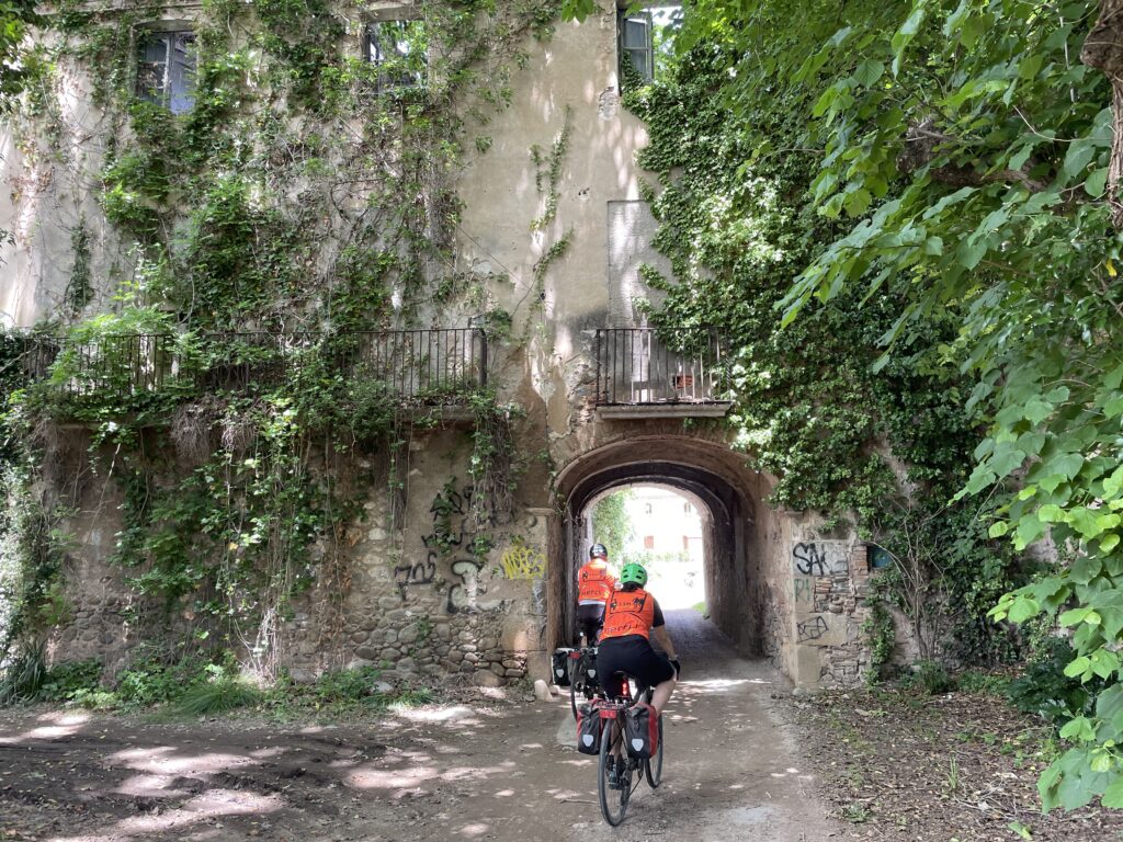 Une grande bâtisse abandonnée après Bescanó