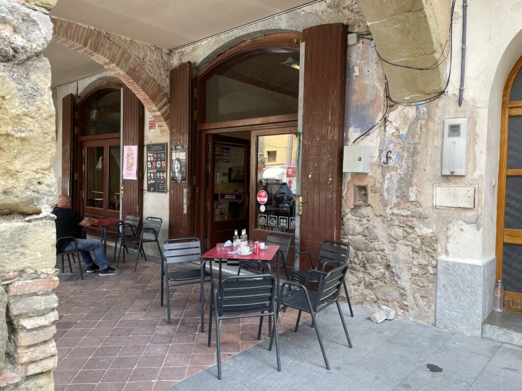 Terrasse du café Comerç, https://maps.app.goo.gl/xMemUjpuqajLtWpg9?g_st=ic