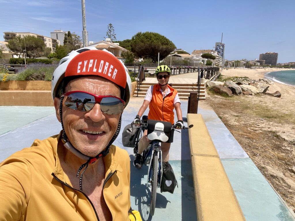 La piste cyclable suit la promenade en bord de mer pendant plusieurs km.C’est très joli