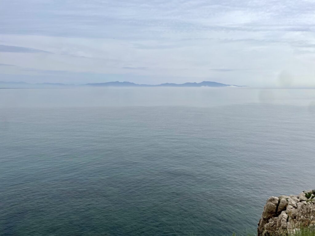 Au départ de l’Escala, vue sur la baie de Rosas avec au loin les montagnes qui dominent Rosas e Cadaques et qui se terminent dans la mer au cap Creus